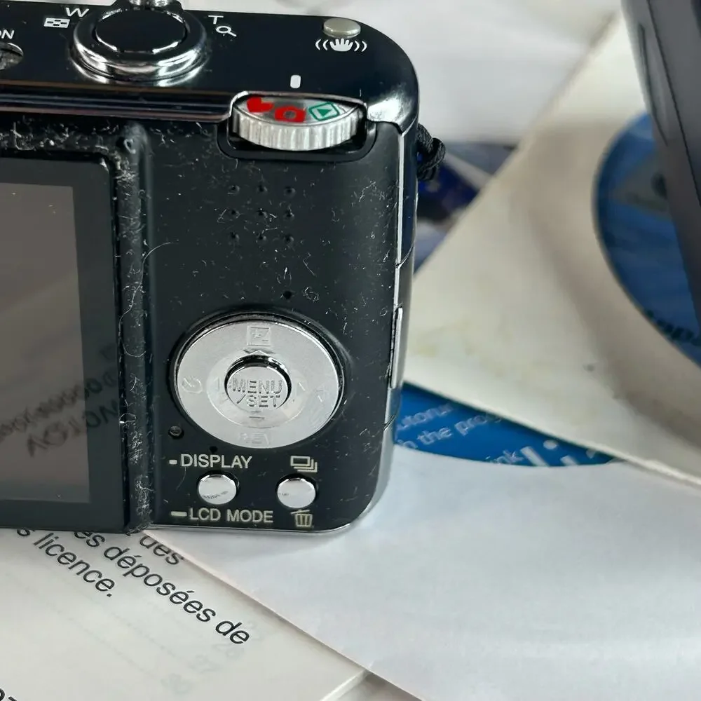 Panasonic Lumix DMC-FX01 6mp Digital Camera with Charger Black Tested